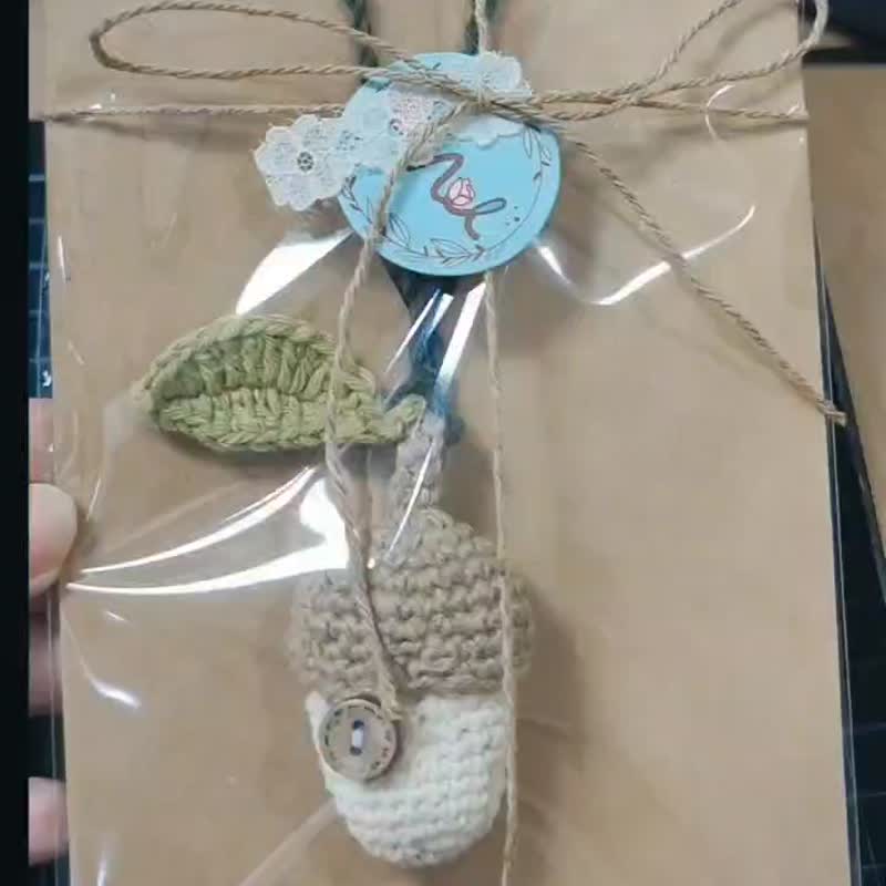 Forest Breath Weaving*Customized hand-woven secret forest pine cone braided leaf necklace light card - สร้อยคอ - ผ้าฝ้าย/ผ้าลินิน สีกากี