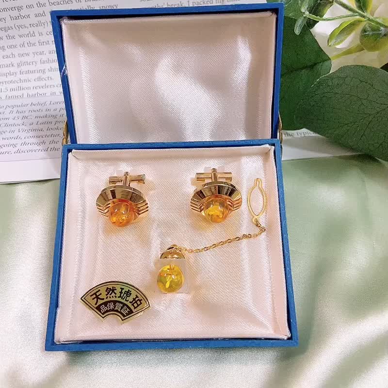 【西洋古董飾品】天然琥珀 金黃色雕花設計 袖扣 針式領帶夾組 - 袖扣 - 貴金屬 橘色