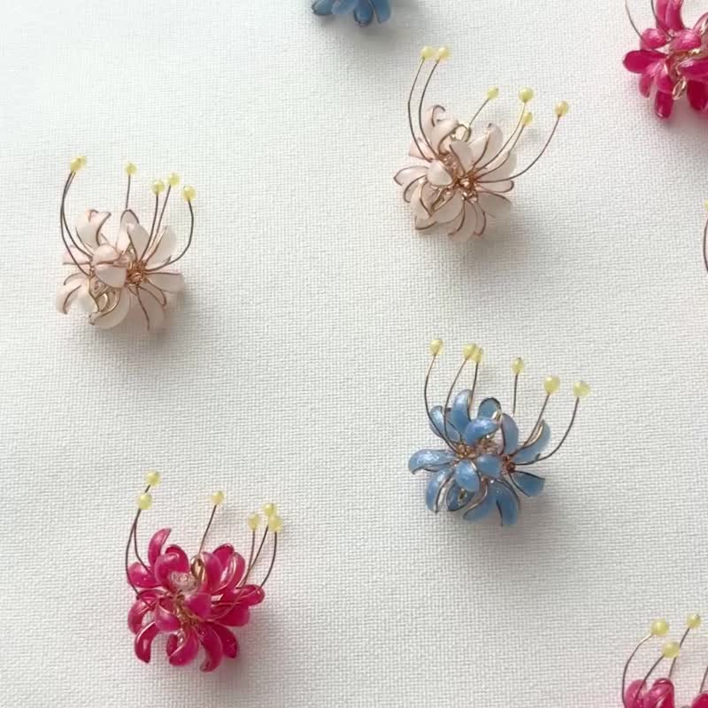 【藍色彼岸花】綴兩顆水晶的閃耀耳針 / 耳夾 藝術飾品 樹脂 - 耳環/耳夾/耳骨夾 - 樹脂 藍色
