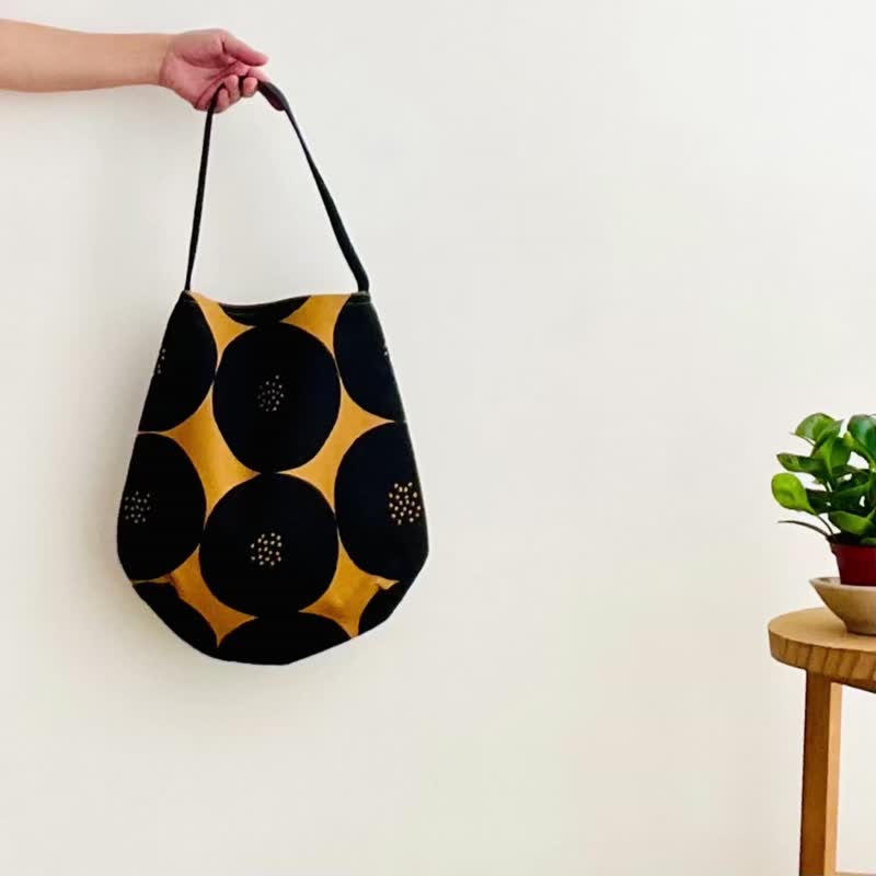 Large round and small dot single handle shoulder bag. Japanese canvas. Inner bag - กระเป๋าแมสเซนเจอร์ - ผ้าฝ้าย/ผ้าลินิน สีดำ