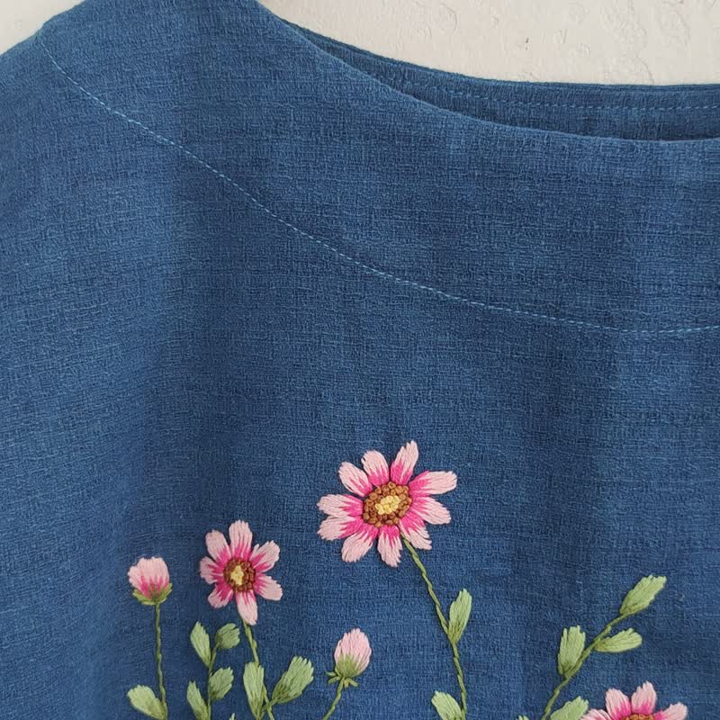 Chujai Pink -  刺繡靛藍襯衫 迷你粉紅色花朵 - 女上衣/長袖上衣 - 棉．麻 藍色