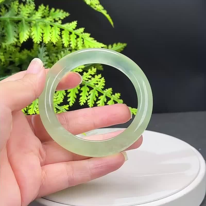 精品 蛇紋玉手鐲 57MM 冰潤湖綠色飄雪花玉手環 好運安寧驅邪避兇 - 手鍊/手環 - 玉石 綠色