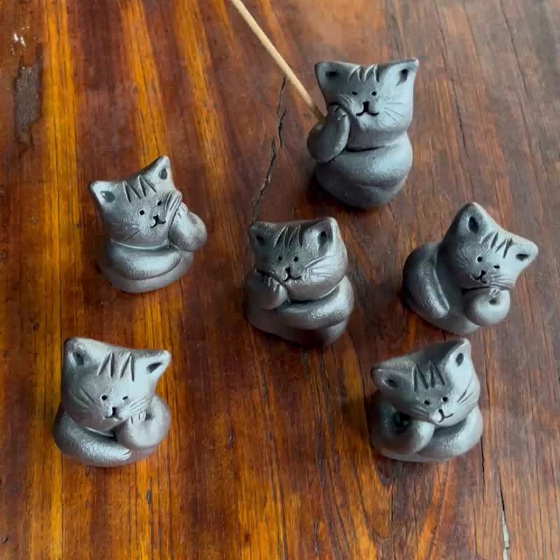 Cheek-holding cat/ incense sticks stand/pottery doll/about 3*3.5*5.5 cm - น้ำหอม - ดินเผา สีดำ