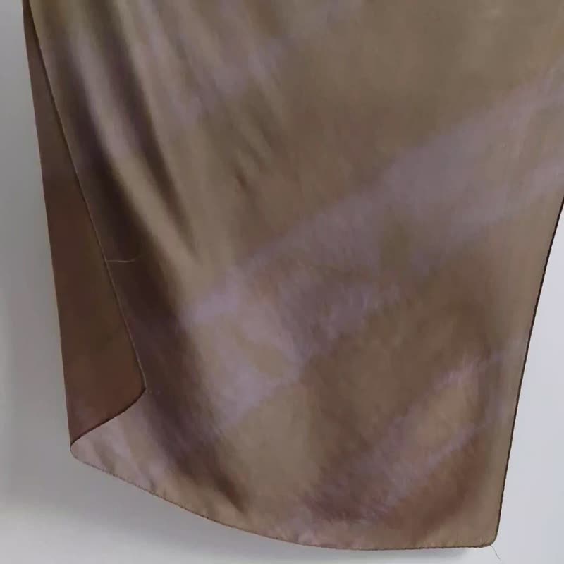 Graduation gift handmade plant-dyed Bronze purple sfumato silk scarf - Secret Scarf Silk Scarf Cultural and Creative Handmade - ผ้าพันคอ - ผ้าไหม สีทอง