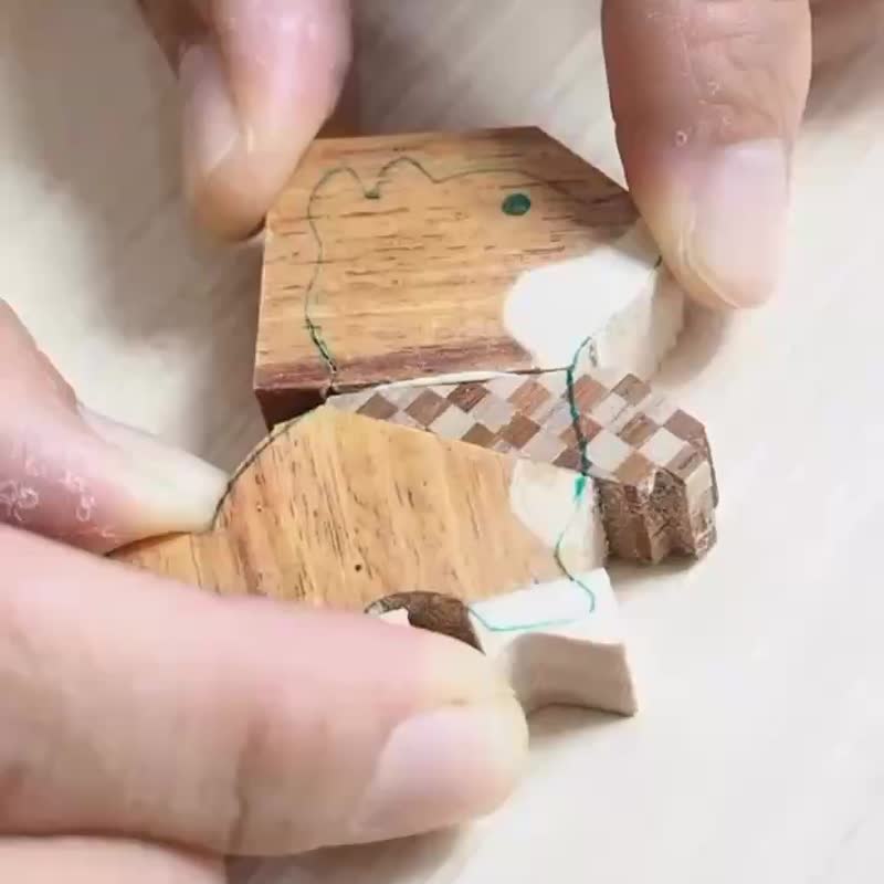 【人氣商品/手作實木吊飾】森林赤柴/  客製刻字 /送禮首選/生日 - 鑰匙圈/鑰匙包 - 木頭 綠色