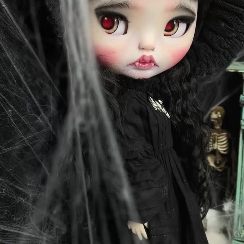 blythe vampire doll - 公仔/玩偶 - 塑膠 白色