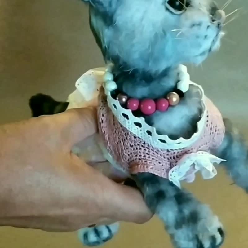 迷你针织收藏毛绒小猫雕像在复古礼服 - 公仔/玩偶 - 羊毛 