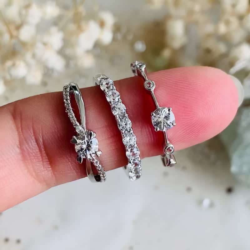 鑲嵌4毫米和1.5毫米白色鋯石的戒指 - 戒指 - 半寶石 白色