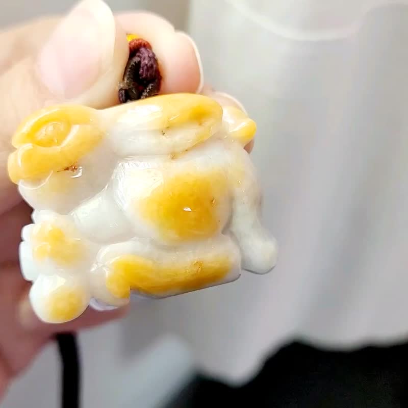 【親翠】天然翡翠 黃翡鴻運當頭硃砂紅兔王擺件兔 怪美的 附底座 - 項鍊 - 玉石 橘色