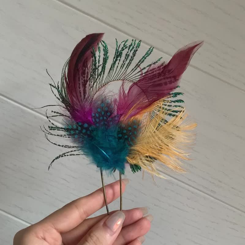 [Quick Shipping for Mother’s Day] Market Treasure Hunt-Purple and Peacock Feather Brooch - เข็มกลัด - วัสดุอื่นๆ หลากหลายสี