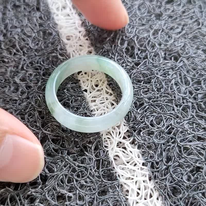 【親翠】天然翡翠 冰透透飄綠花溫柔系手指鐲16號戒圈 寬版戒 - 戒指 - 玉石 多色