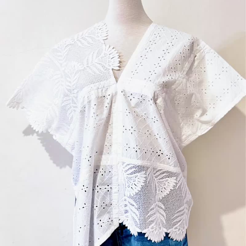 獨一無二純棉刺繡白色浪漫花朵蕾絲不對稱側打結四角衣四方衣 - 女襯衫 - 棉．麻 白色