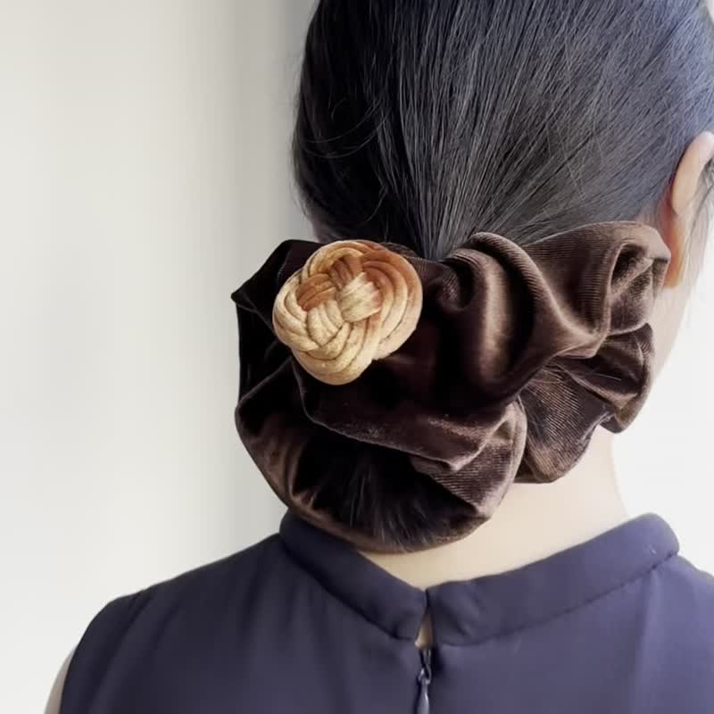 Mell handmade velvet knot scrunchie chestnut coffee - เครื่องประดับผม - วัสดุอื่นๆ สีนำ้ตาล