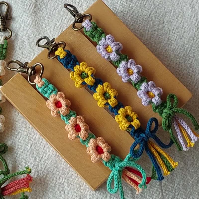 Flower keychain handmade - 鑰匙圈/鑰匙包 - 其他材質 多色