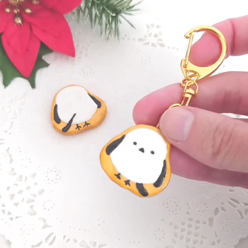 A cute hedgehog keychain with a cute back view - ที่ห้อยกุญแจ - ดินเหนียว ขาว