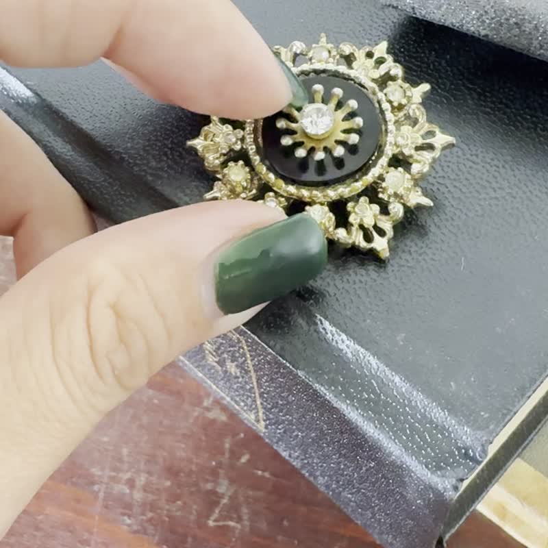 老又好古董珠寶金色鳶尾花萊茵石古典雕花別針胸針CORO B1614 - 胸針 - 其他金屬 金色