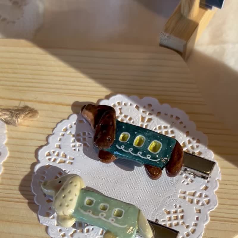 ダックスフンドバス オーブン粘土ヘアクリップ - ヘアアクセサリー - その他の素材 