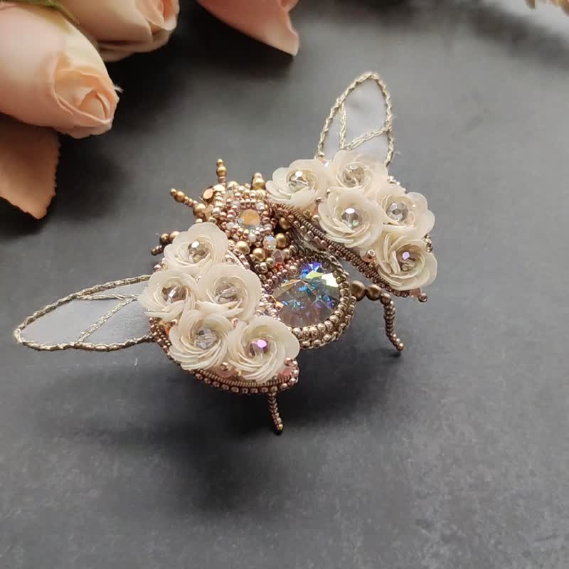 Jewelry embroidery three-dimensional crystal insect brooch - white flower ladybug brooch - Brooches - Other Materials White