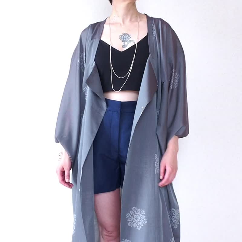 【日本製】 透明和服復古、銀灰色、輕盈、吉祥圖案 - 外套/大衣 - 絲．絹 灰色