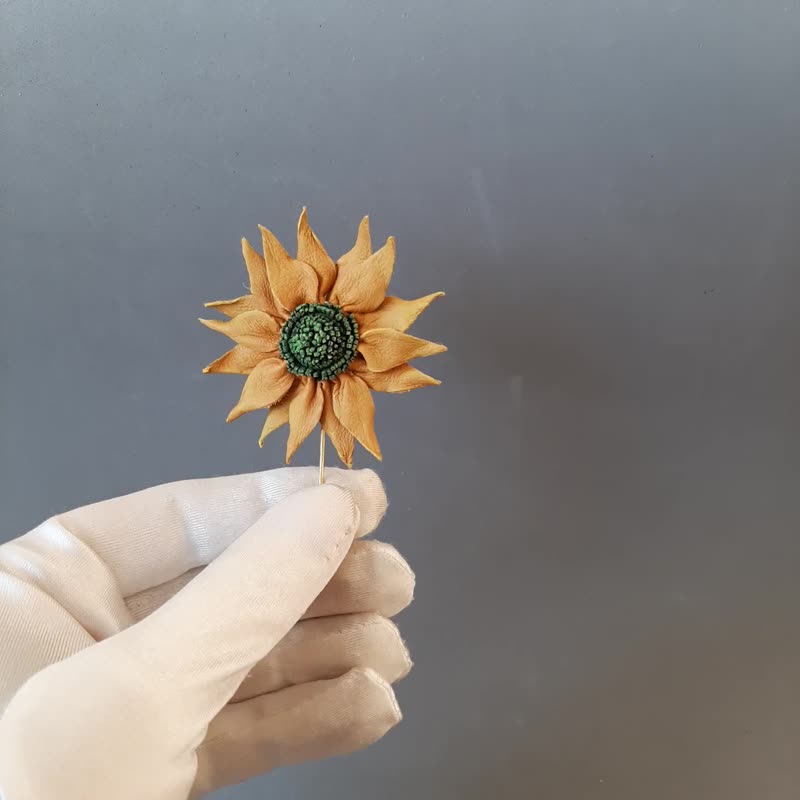 Mens lapel pin leather sunflower, Fathers day gift for him - 胸針 - 真皮 黃色