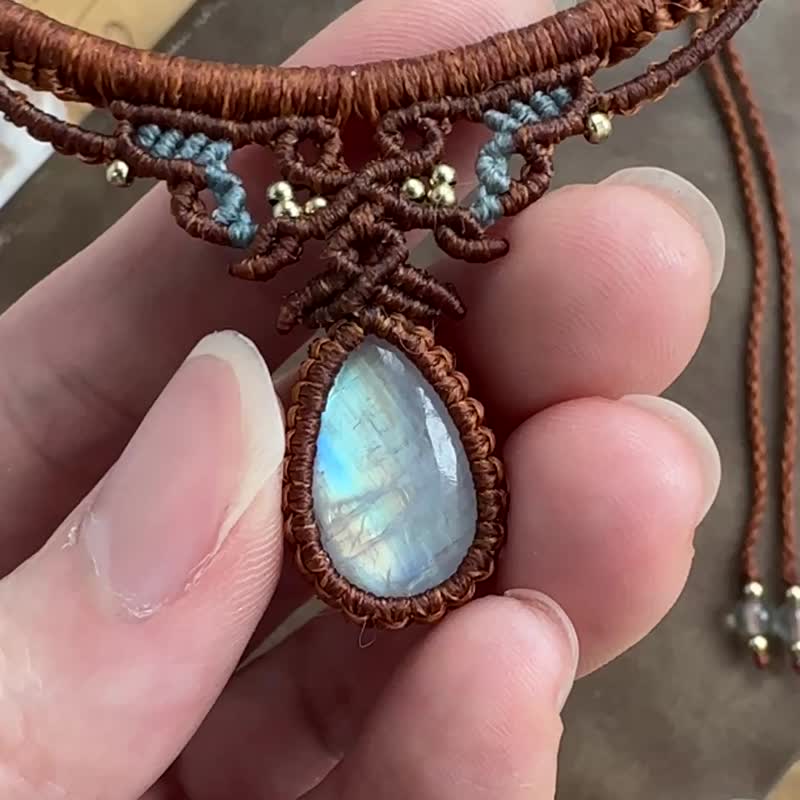 N1063 エスニック ワックスコード編み ムーンストーン 真鍮ビーズ ネックレス (長さ調節可能) - ネックレス - 宝石 ブラウン
