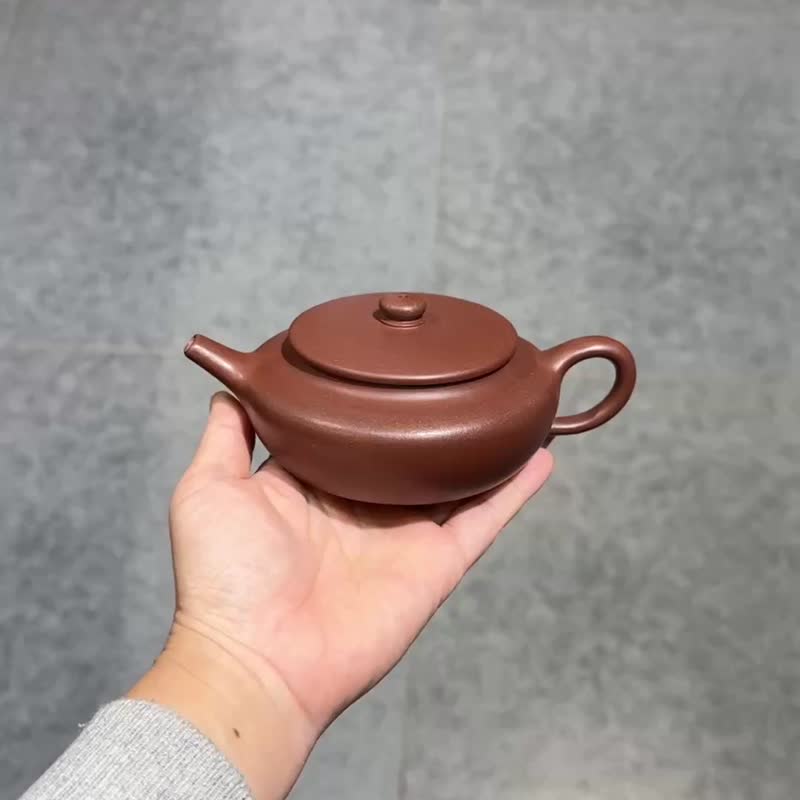 扁晨 手工  容量200cc 底槽清式度端莊風格雅緻隱隱然有古風韻 - 茶壺/茶杯/茶具 - 陶 咖啡色