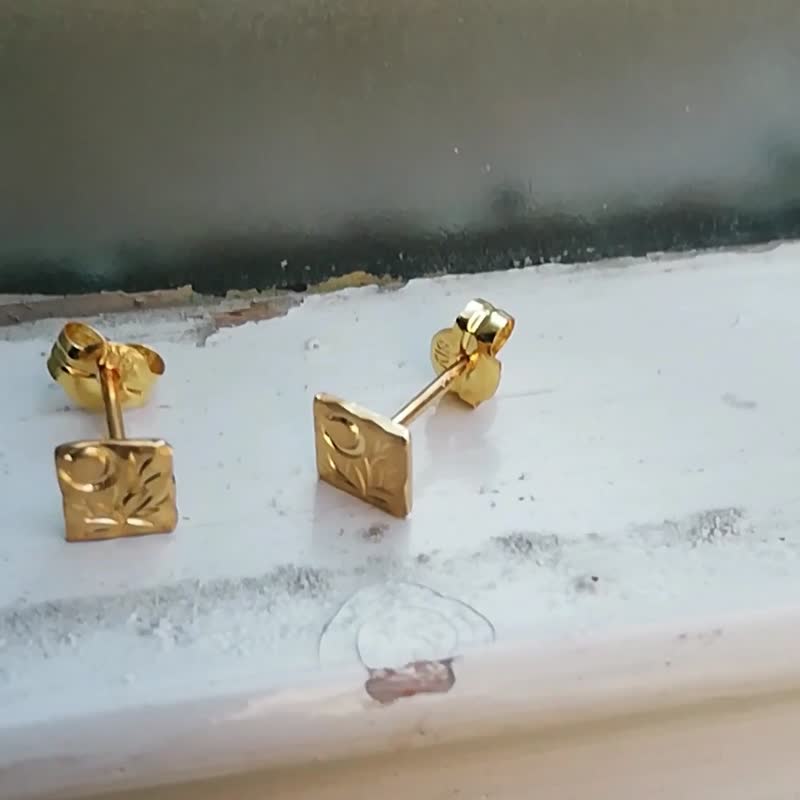 K18 Gold Earrings Square Gold Earrings - ต่างหู - เครื่องประดับ สีทอง