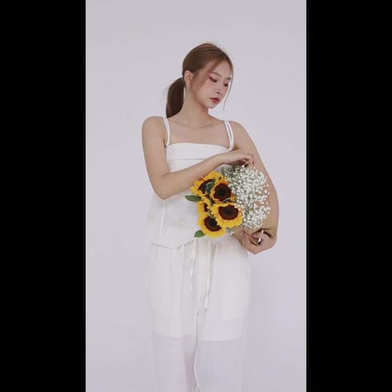 米白色亞麻吊帶上衣 以精緻的手工刺繡點綴 為純白增添獨特魅力 - 女上衣/長袖上衣 - 亞麻 白色
