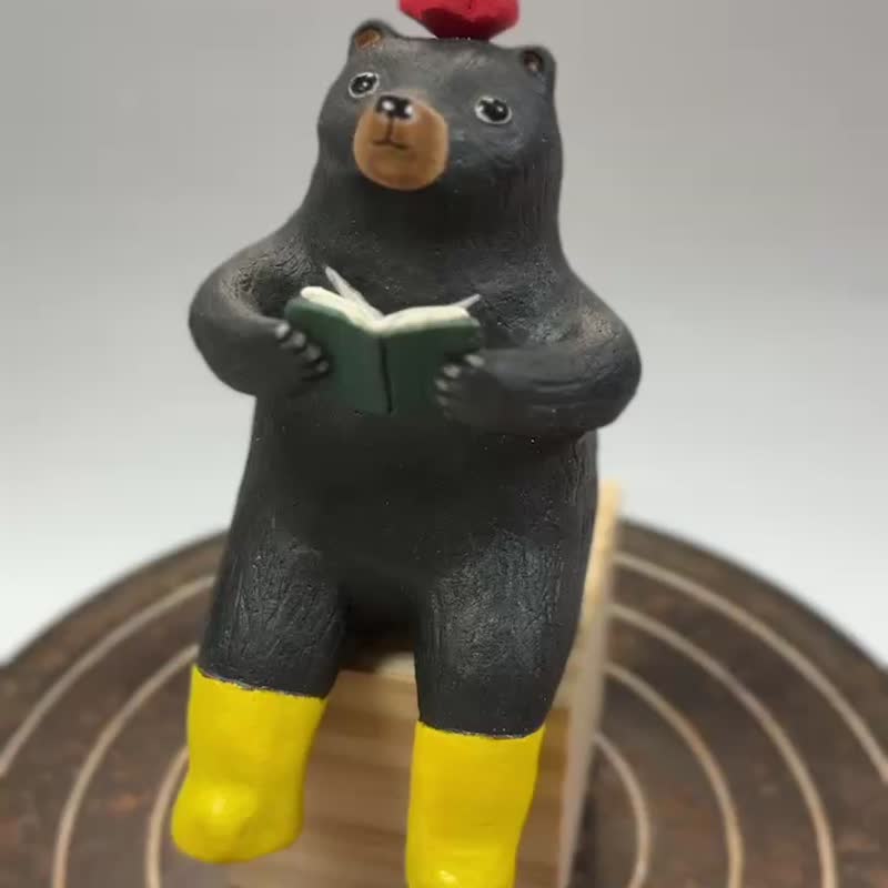 Mubai. Taiwanese black bear who loves reading - ตุ๊กตา - ดินเผา 