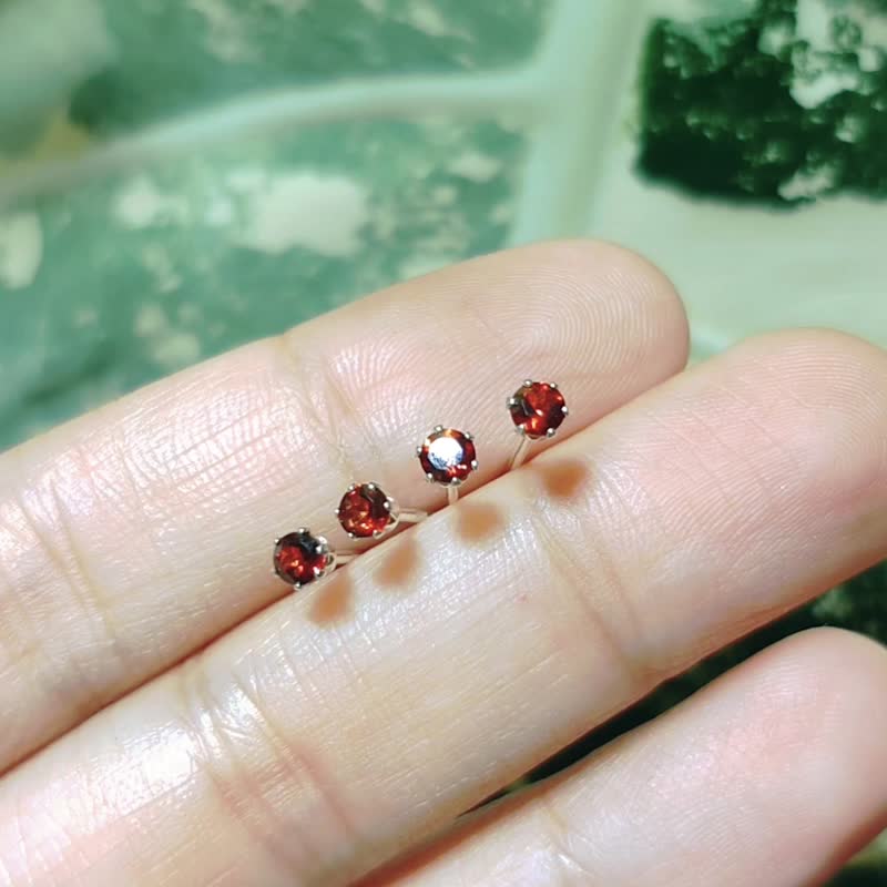 SV925 迷你石榴石單鑽耳環(耳夾) 3mm 皇冠六爪鑲 養耳棒 - 耳環/耳夾/耳骨夾 - 水晶 紅色