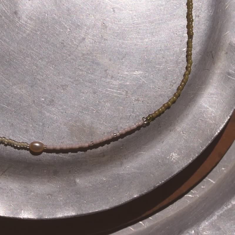 Ysma 柔軟與堅定共存玻璃米珠短項鍊 - 項鍊 - 玻璃 金色