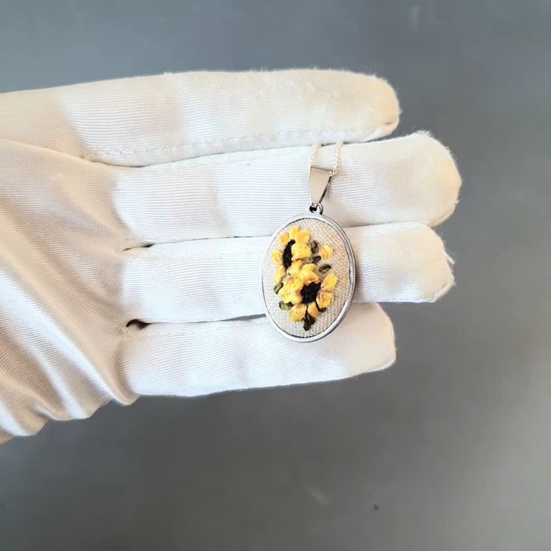 刺繡 珠寶 Ribbon embroidered sunflower on pendant for her, embroidery jewelry - 項鍊 - 絲．絹 黃色