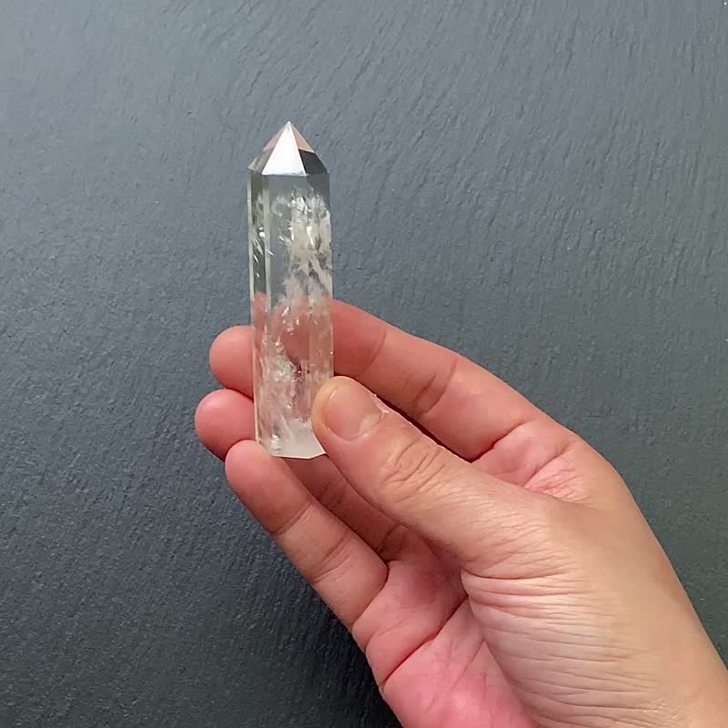 能量擺件-天使之翼 天然冰透彩虹藍針白水晶能量柱 快速出貨 - 擺飾/家飾品 - 水晶 白色