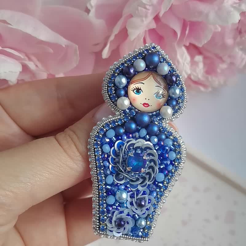 手工製作的俄羅斯套娃珠寶胸針串珠嵌套娃娃別針俄羅斯 sryle 珠寶 - 心口針/胸針 - 其他材質 藍色