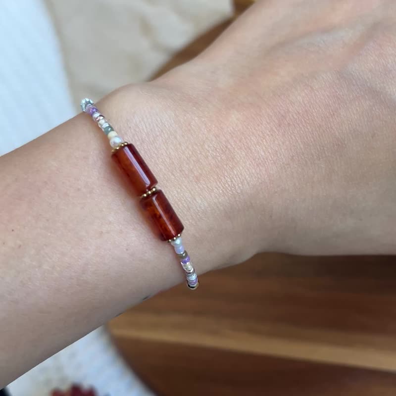 バルト海産琥珀とガラスシードビーズ、天然石のブレスレット - ブレスレット - 半貴石 レッド
