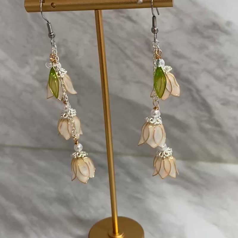 Jocelyn 水晶花飾品-鈴蘭耳環-粉白/樹脂花/滴膠/耳飾/禮物 - 金工/飾品 - 樹脂 粉紅色