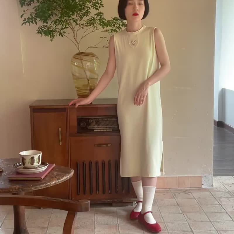 柔光黃色 新中式花邊立領無袖洋裝 垂墜感開衩旗袍連衣裙 - 洋裝/連身裙 - 棉．麻 黃色