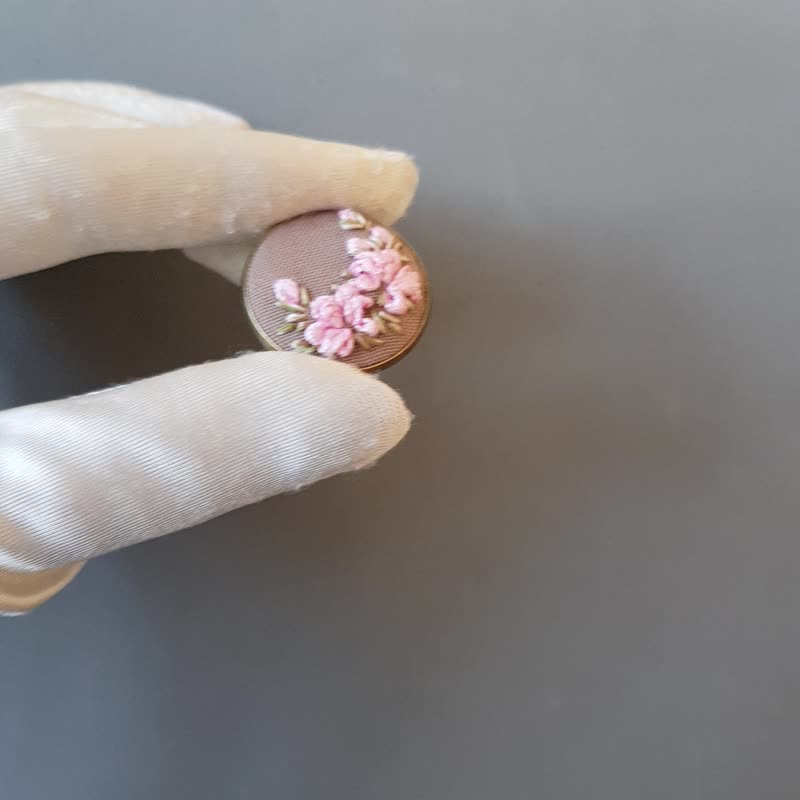 绣花胸针 Ribbon embroidered brooch for her, hand embroidery jewelry - 胸針 - 絲．絹 粉紅色
