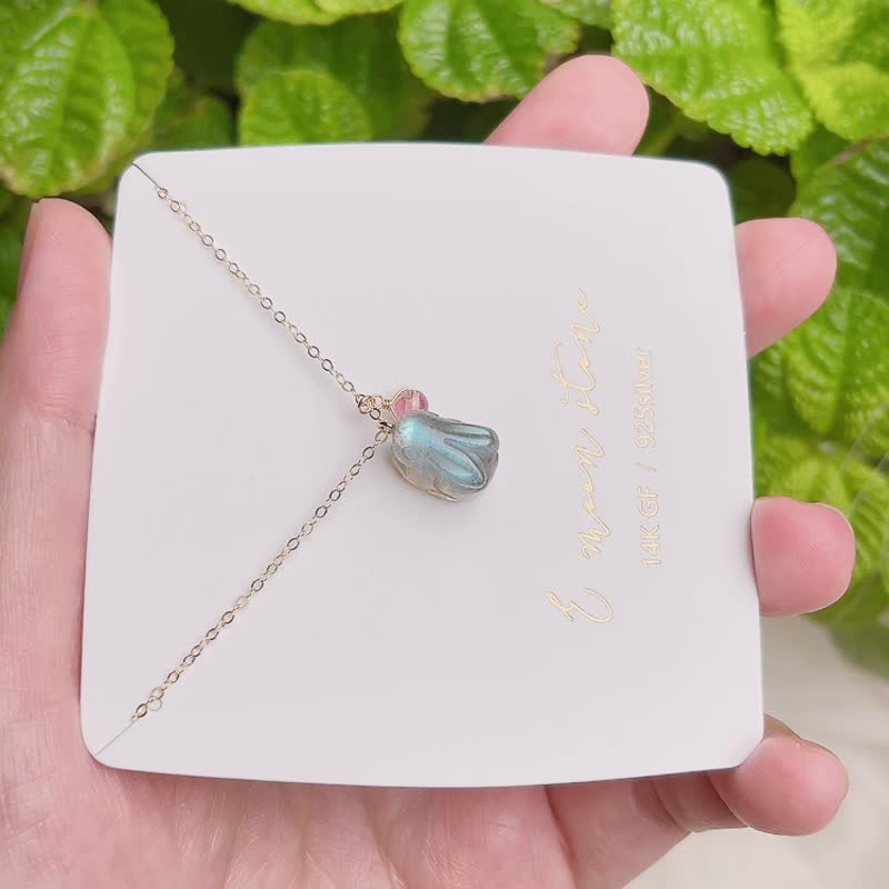 Light jewelry top labradorite blue light rabbit necklace crystal - สร้อยคอ - คริสตัล สีเทา