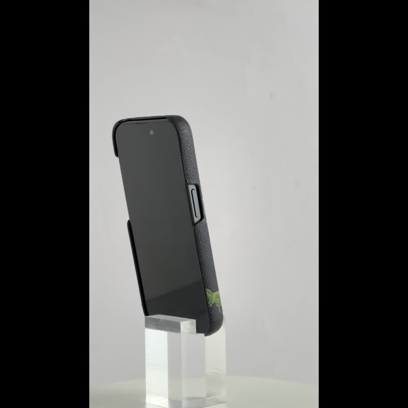 【COACH】iPhone 15系列 精品真皮手機殼 小恐龍 - 手機殼/手機套 - 真皮 黑色