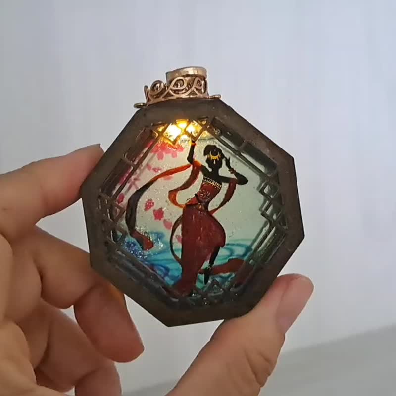 【母親節禮盒】敦煌飛天~中式流沙花窗 ∕ LED燈 ∕ 吊飾(附禮盒) - 吊飾/掛飾 - 其他材質 