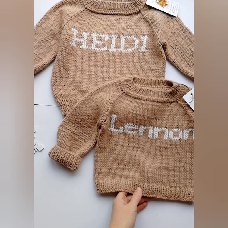 Baby Name Sweater Custom Hand-Knit with Embroidered Name Kleding Unisex kinderkleding Unisex babykleding Sweaters 