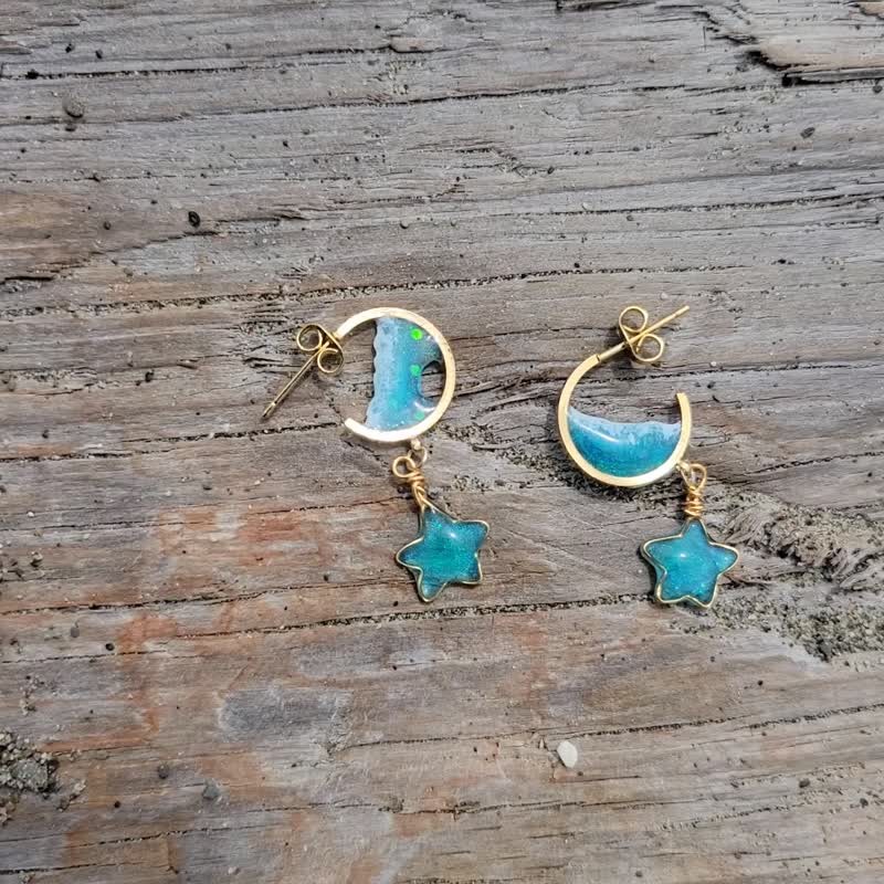 Bay evokes the waves of the sea earrings resin personalized ocean style - ต่างหู - เรซิน สีน้ำเงิน