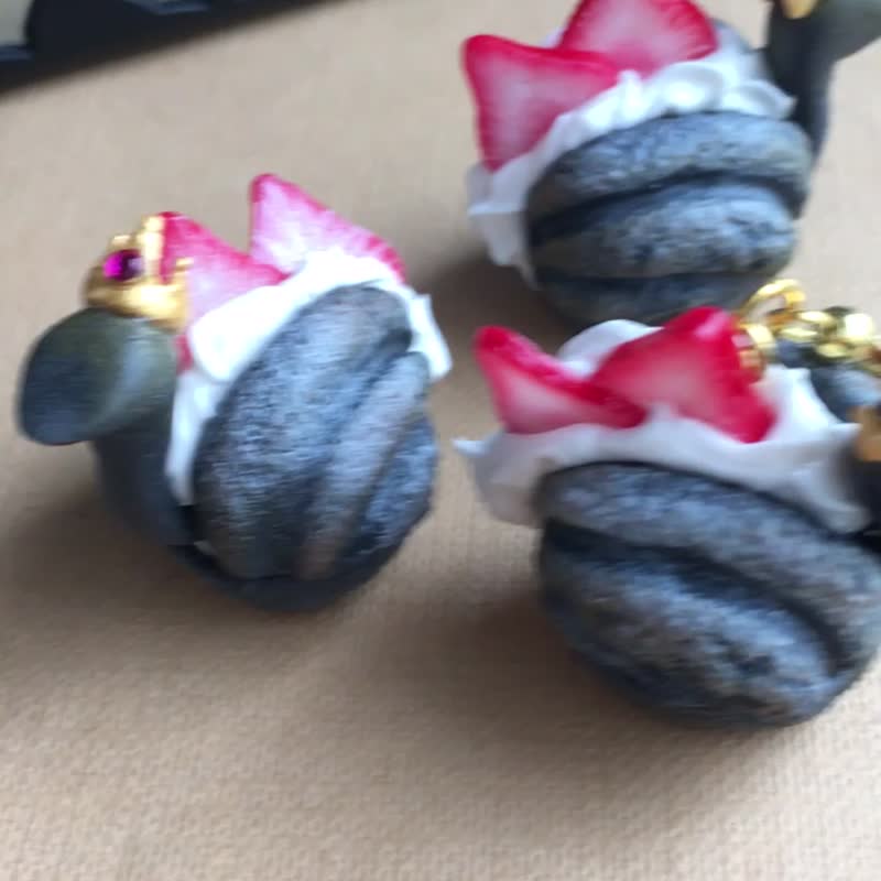 黑天鵝女王泡芙 耳環 單支 單顆 仿真食物 - 耳環/耳夾/耳骨夾 - 黏土 黑色