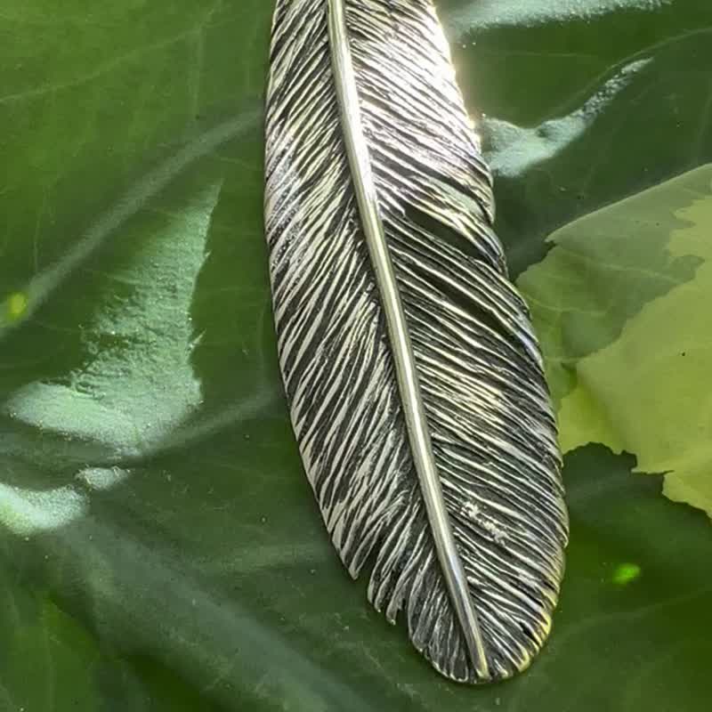 Handmade silver jewelry—925 sterling silver hand-carved feather shaped pendant sterling silver feather feather jewelry - สร้อยคอ - เงินแท้ สีเงิน