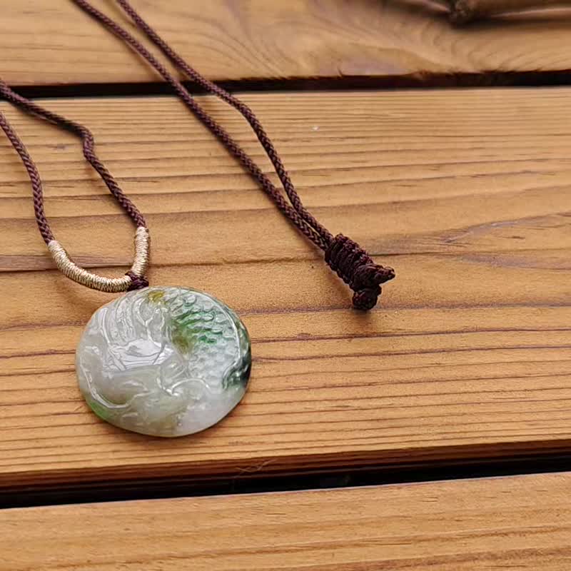 【親翠】天然翡翠 冰綠飄花帶黃可愛小龍牌調整式繩鏈 生肖 - 項鍊 - 玉石 多色