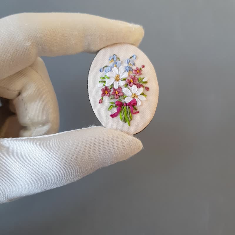 Ribbon embroidered brooch for her, daisy embroidery jewelry - 胸針 - 絲．絹 多色