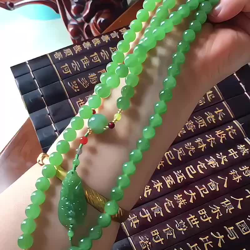 和田碧玉果綠色8公釐 108顆佛珠 朝珠 項鏈 搭配天然碧玉招財獸 - 手鍊/手環 - 水晶 