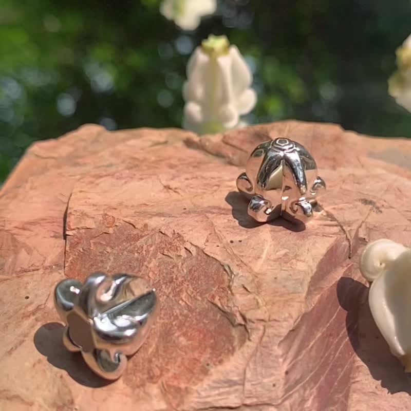 Silver Dok Rak Bracelet - Handmade Leather, Adjustable, Floral Design, Gift - 手鍊/手環 - 真皮 咖啡色