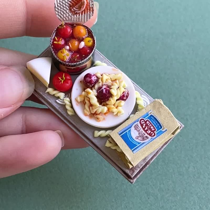 Miniature set of pasta with tomatoes - 公仔模型 - 其他材質 多色